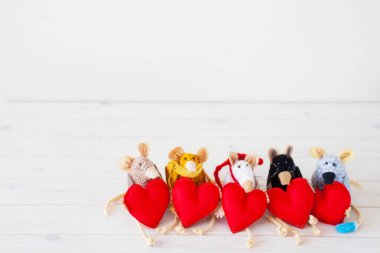 Ev yapımı oyuncak fare. Bir kalp tutarak fare.