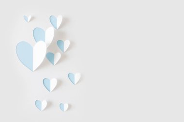 Kağıttan kesilmiş kağıt kalp.