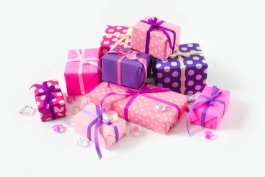 Renkli hediye kutuları renkli şeritler. Beyaz arka plan. St. Valentine's Day veya bir doğum günü hediyesi.