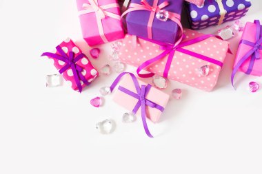 Renkli hediye kutuları renkli şeritler. Beyaz arka plan. St. Valentine's Day veya bir doğum günü hediyesi.