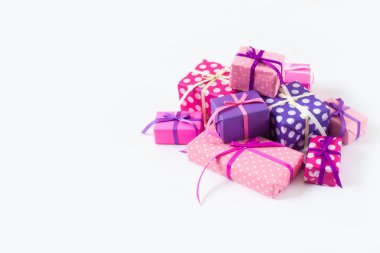 Renkli hediye kutuları renkli şeritler. Beyaz arka plan. St. Valentine's Day veya bir doğum günü hediyesi.