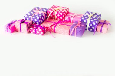 Renkli hediye kutuları renkli şeritler. Beyaz arka plan. St. Valentine's Day veya bir doğum günü hediyesi.