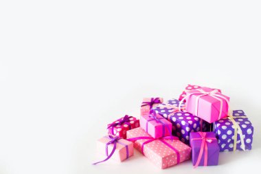 Renkli hediye kutuları renkli şeritler. Beyaz arka plan. St. Valentine's Day veya bir doğum günü hediyesi.