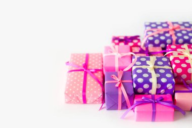 Renkli hediye kutuları renkli şeritler. Beyaz arka plan. St. Valentine's Day veya bir doğum günü hediyesi.