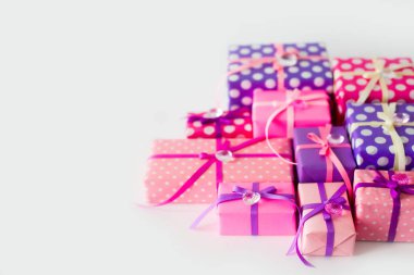 Renkli hediye kutuları renkli şeritler. Beyaz arka plan. St. Valentine's Day veya bir doğum günü hediyesi.