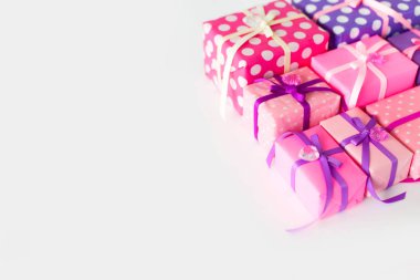 Renkli hediye kutuları renkli şeritler. Beyaz arka plan. St. Valentine's Day veya bir doğum günü hediyesi.