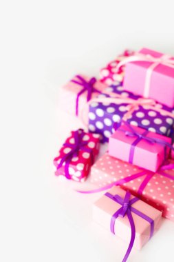 Renkli hediye kutuları renkli şeritler. Beyaz arka plan. St. Valentine's Day veya bir doğum günü hediyesi.