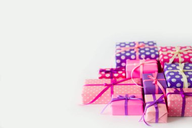 Renkli hediye kutuları renkli şeritler. Beyaz arka plan. St. Valentine's Day veya bir doğum günü hediyesi.