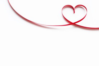 Sevgililer günü kartı. Beyaz arka planda kurdeleden yapılmış kalp.