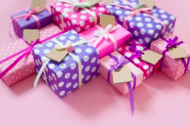 Renkli hediye kutuları renkli şeritler. Pembe bir arka plan. St. Valentine's Day veya bir doğum günü hediyesi.