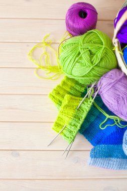 Renkli iplik clews sepetle closeup. Örme çorap.