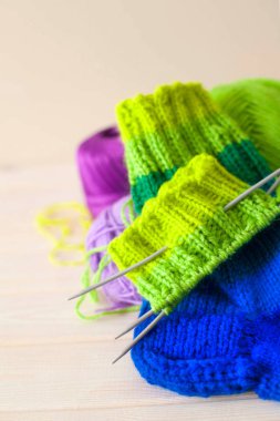 Renkli iplik clews sepetle closeup. Örme çorap.
