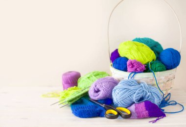 Renkli iplik clews sepetle closeup. Örme çorap.