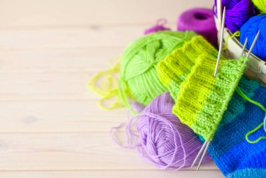 Renkli iplik clews sepetle closeup. Örme çorap.