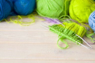 Renkli iplik clews sepetle closeup. Örme çorap.