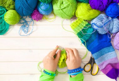 Renkli iplik clews sepetle closeup. Örme çorap.