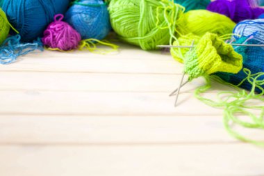 Renkli iplik clews sepetle closeup. Örme çorap.