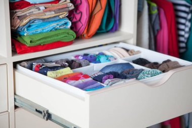 Çekmeceli aksesuarları ile düzgünce katlanmış giyim