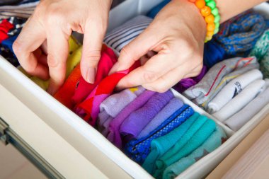 Çekmeceli aksesuarları ile düzgünce katlanmış giyim