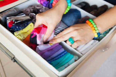 Çekmeceli aksesuarları ile düzgünce katlanmış giyim