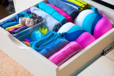 Çekmeceli aksesuarları ile düzgünce katlanmış giyim