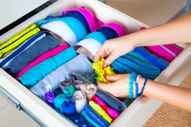 Çekmeceli aksesuarları ile düzgünce katlanmış giyim