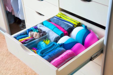 Çekmeceli aksesuarları ile düzgünce katlanmış giyim