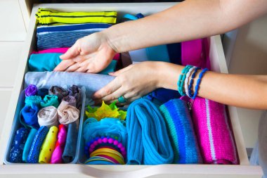 Çekmeceli aksesuarları ile düzgünce katlanmış giyim