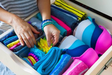 Çekmeceli aksesuarları ile düzgünce katlanmış giyim