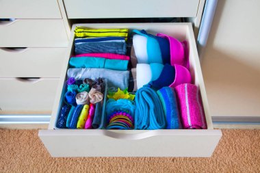 Çekmeceli aksesuarları ile düzgünce katlanmış giyim