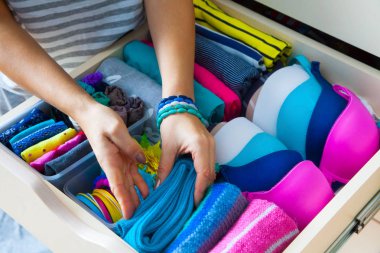 Çekmeceli aksesuarları ile düzgünce katlanmış giyim