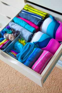 Çekmeceli aksesuarları ile düzgünce katlanmış giyim