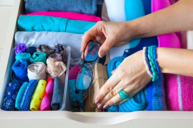 Çekmeceli aksesuarları ile düzgünce katlanmış giyim