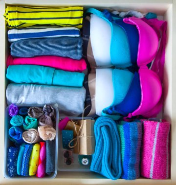 Çekmeceli aksesuarları ile düzgünce katlanmış giyim