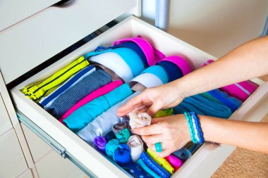 Çekmeceli aksesuarları ile düzgünce katlanmış giyim