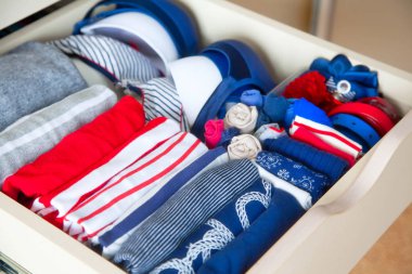 Çekmeceli aksesuarları ile düzgünce katlanmış giyim