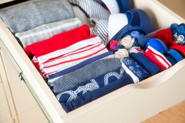 Çekmeceli aksesuarları ile düzgünce katlanmış giyim