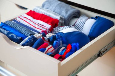 Düzgünce katlanmış giysileri Çekmeceli aksesuarları ile. Deniz giyim tarzı