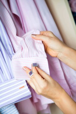 bir el yakın nasıl gömlek ve kol düğmesi