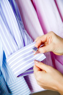 bir el yakın nasıl gömlek ve kol düğmesi