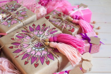 Pembe püsküllü. Beyaz ahşap arka plan. Kadın el sanatları. Yaratıcılık kavramı.