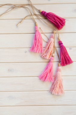 Perdeler için pembe fırça. Arka plan beyaz ahşap.