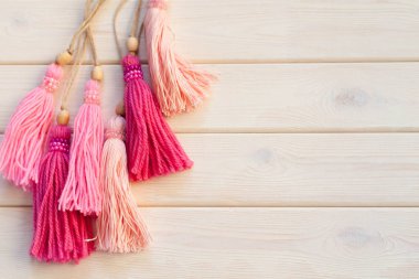 Perdeler için pembe fırça. Arka plan beyaz ahşap.