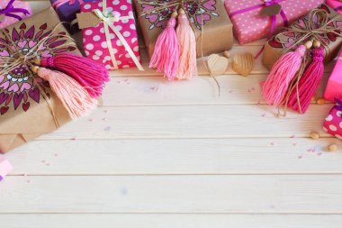 Pembe püsküllü. Beyaz ahşap arka plan. Kadın el sanatları. Yaratıcılık kavramı.