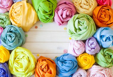 Dikiş aksesuarları beyaz bir arka plan üzerinde yalan. Ölçüm bandı, iplik, kumaş ve Dikiş iğneler. Renk kumaş.