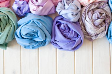 Dikiş aksesuarları beyaz bir arka plan üzerinde yalan. Ölçüm bandı, iplik, kumaş ve Dikiş iğneler. Renk kumaş.