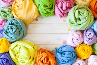 Dikiş aksesuarları beyaz bir arka plan üzerinde yalan. Ölçüm bandı, iplik, kumaş ve Dikiş iğneler. Renk kumaş.