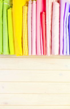 Pamuk Kumaş renkli. Arka plan beyaz ahşap.