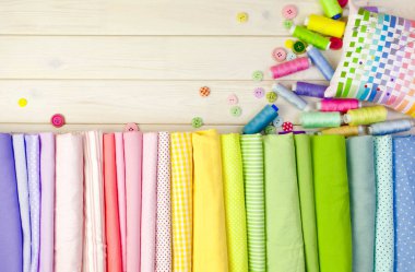 Pamuk Kumaş renkli. Arka plan beyaz ahşap.