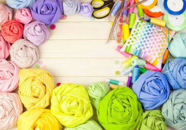 Dikiş aksesuarları beyaz bir arka plan üzerinde yalan. Ölçüm bandı, iplik, kumaş, İğne mili ve iğneler dikiş için.